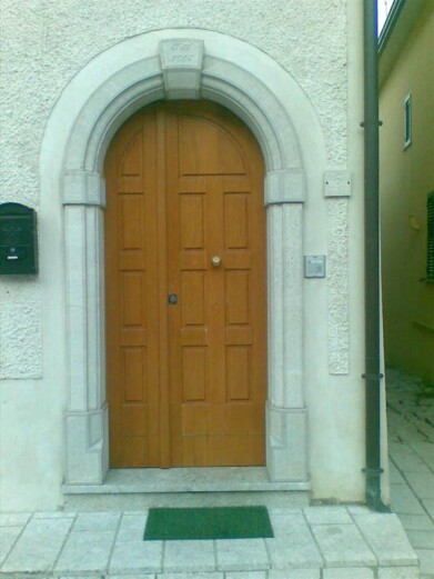 PORTALE IN PIETRA LOCALE PORTALE IN PIETRA LOCALE