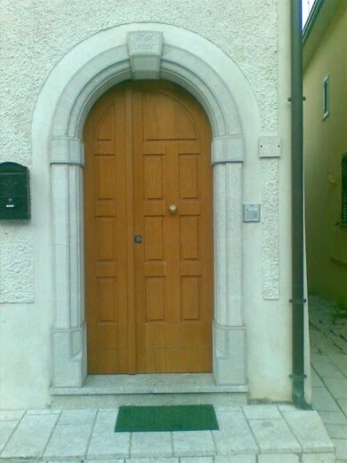 PORTALE IN PIETRA LOCALE PORTALE IN PIETRA LOCALE