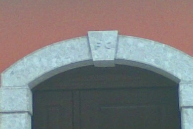 PORTALE IN PIETRA LOCALE (PARTICOLARE) PORTALE IN PIETRA LOCALE (PARTICOLARE)