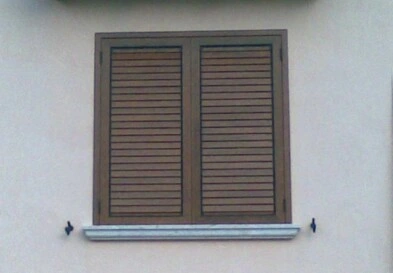 Base finestra in pietra locale