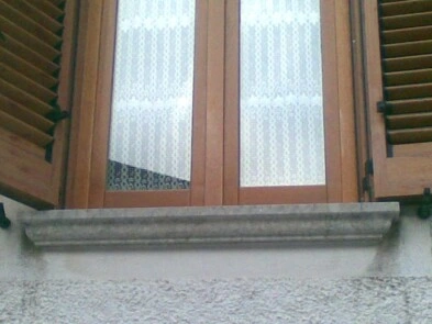 Base finestra in pietra locale