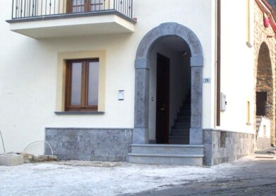 PORTALE IN GRANITO PORTALE IN GRANITO